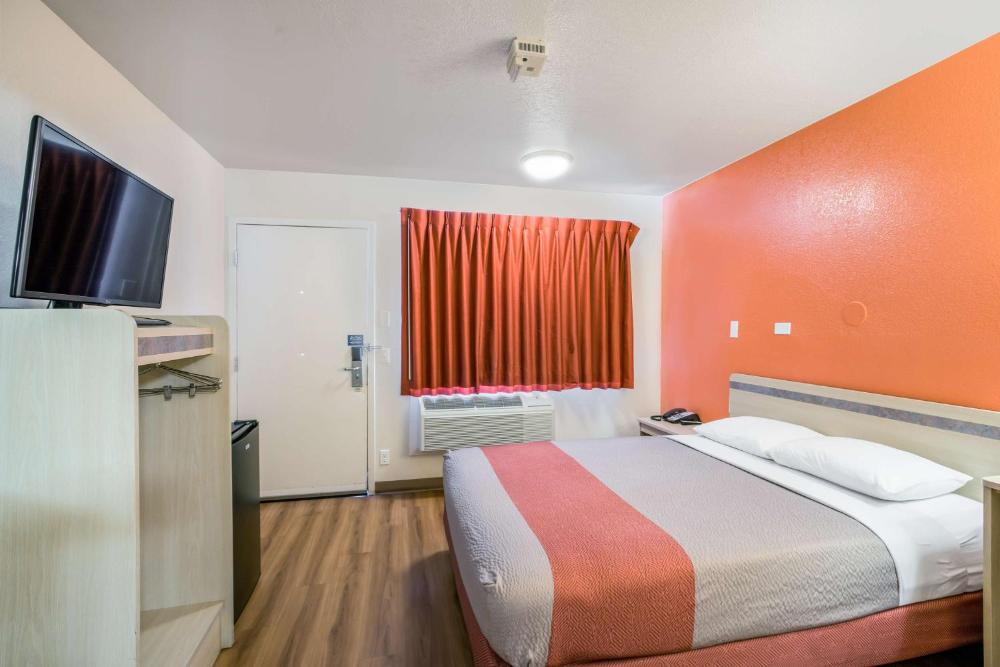 Queen Room - Non-Smoking interior
